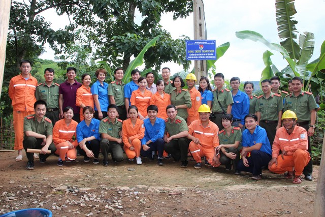Cụm thi đua số V - Đoàn thanh niên Công an tỉnh Sơn La, Chi đoàn điện lực Thuận Châu trao tặng, hỗ trợ mua sách vở cho học sinh nhân dịp năm học mới tại Lễ bàn giao Công trình điện sinh hoạt.