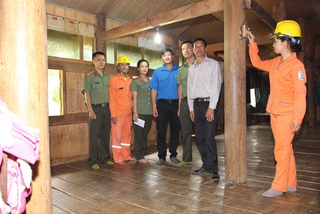 Đoàn thanh niên Công an tỉnh Sơn La, Chi đoàn điện lực Thuận Châu  Bàn giao Công trình điện sinh hoạt.